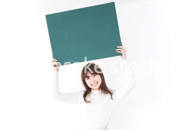 黒板を持つ女性