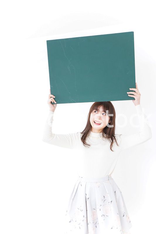 黒板を持つ女性