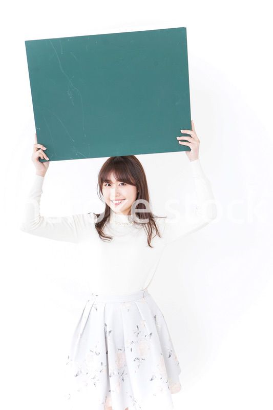 黒板を持つ女性