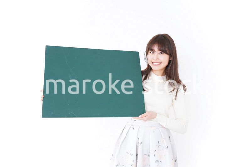 黒板を持つ女性