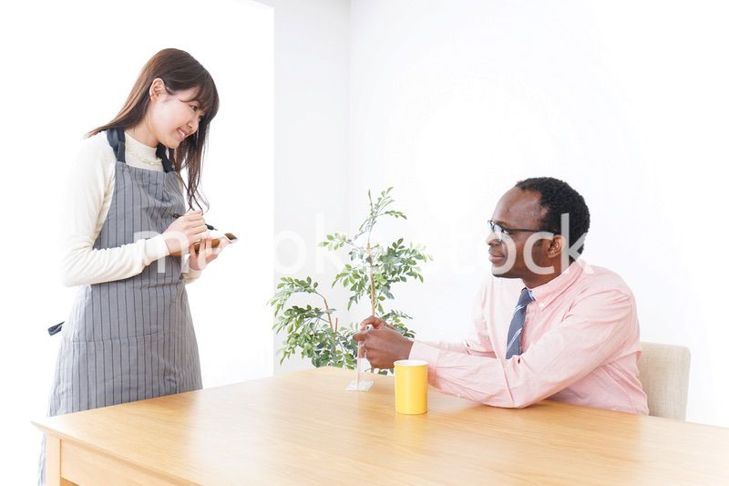 外国人に接客をするカフェスタッフ