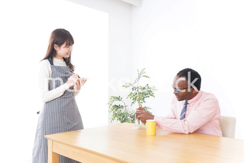 外国人に接客をするカフェスタッフ