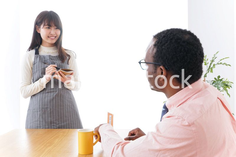 外国人に接客をするカフェスタッフ