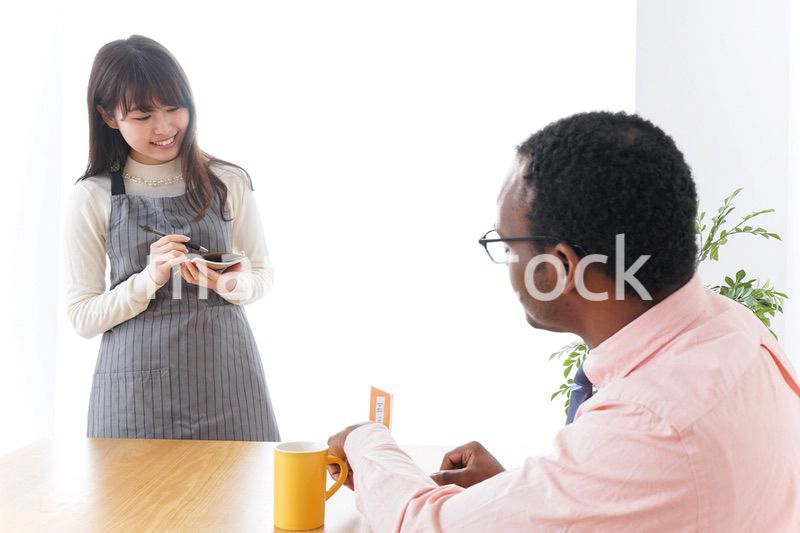 外国人に接客をするカフェスタッフ