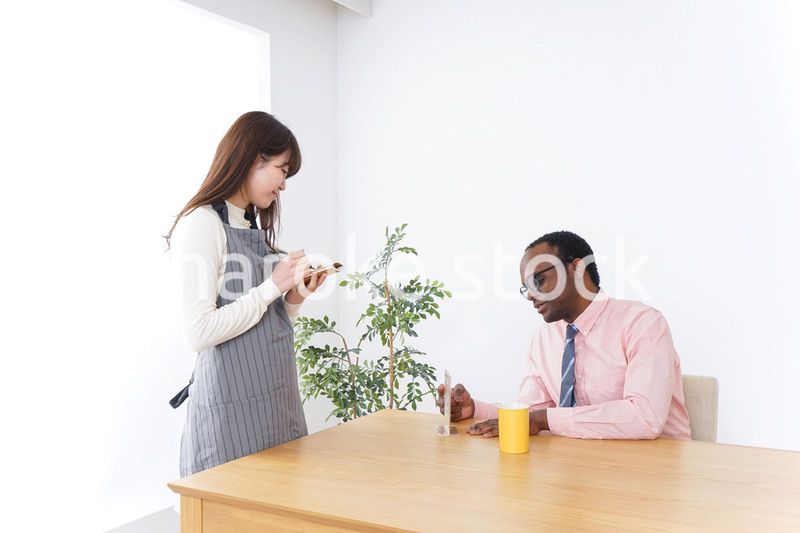 外国人に接客をするカフェスタッフ