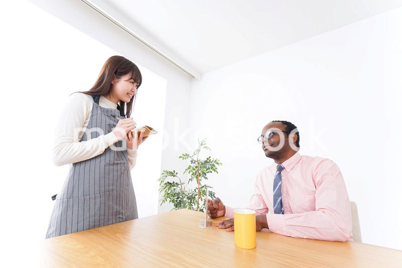 外国人に接客をするカフェスタッフ