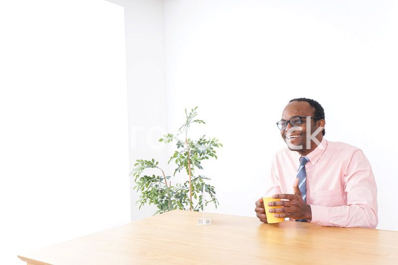 カフェで休憩をするビジネスマン