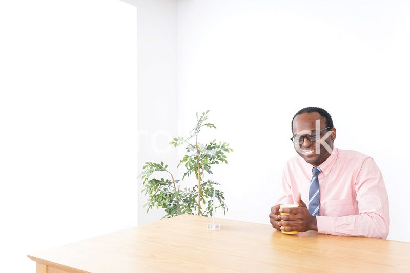 カフェで休憩をするビジネスマン