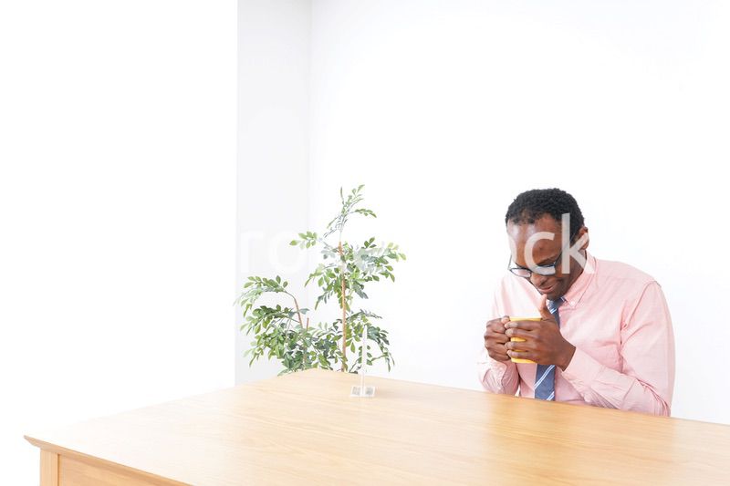 カフェで休憩をするビジネスマン