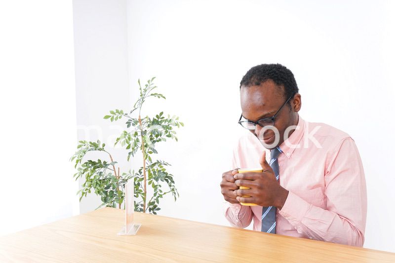 カフェで休憩をするビジネスマン