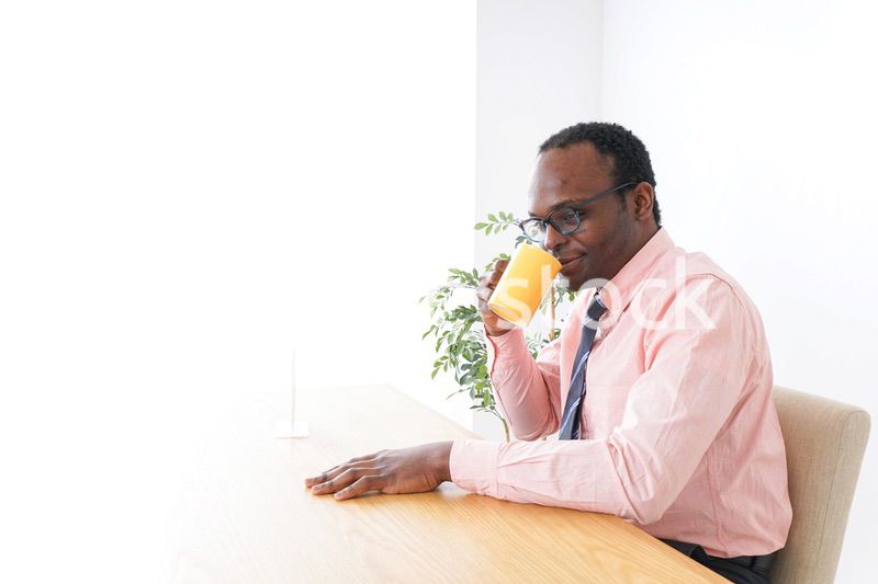 カフェで休憩をするビジネスマン