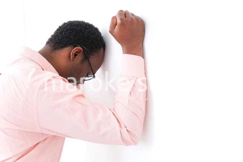 体調不良で倒れる男性