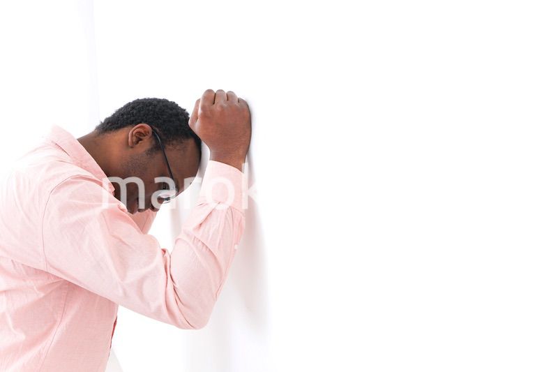 体調不良で倒れる男性