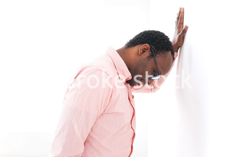 体調不良で倒れる男性