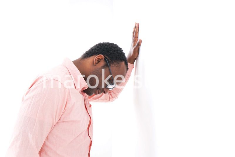 体調不良で倒れる男性