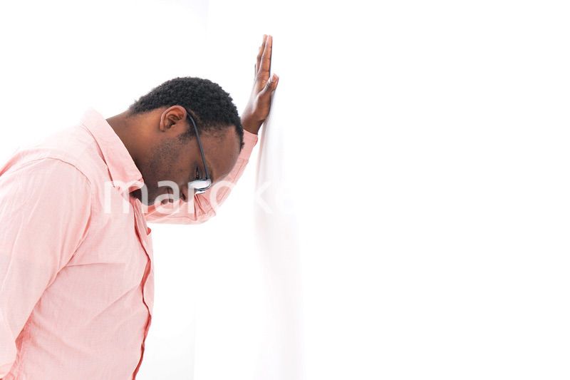 体調不良で倒れる男性