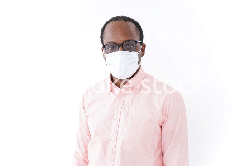 マスクをする男性