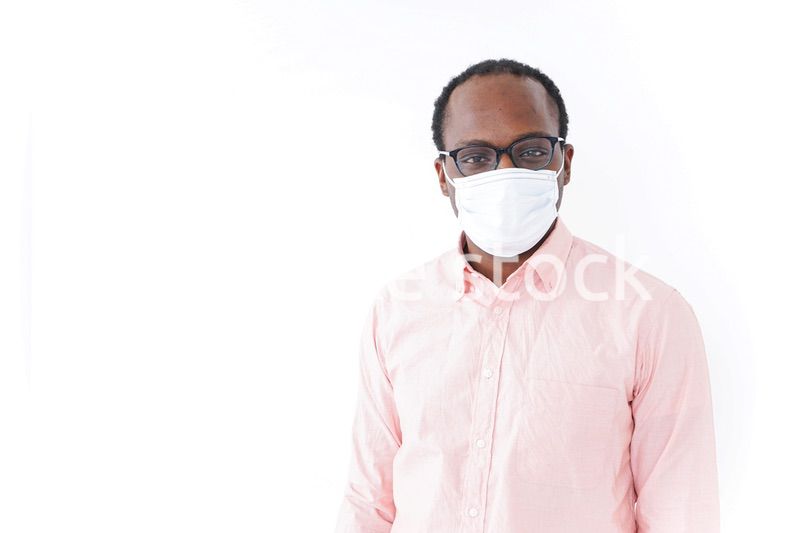 マスクをする男性