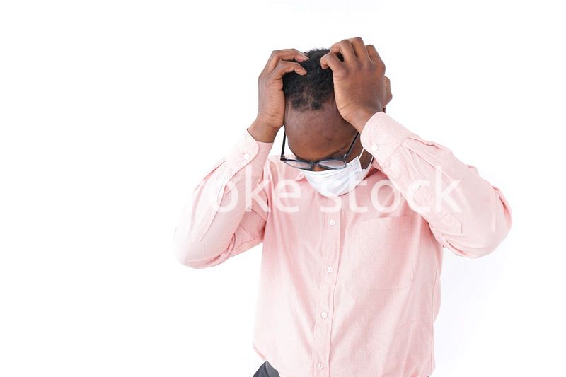 頭痛に苦しむ男性