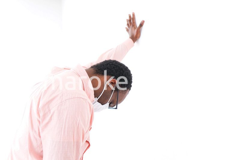 体調不良で倒れる男性