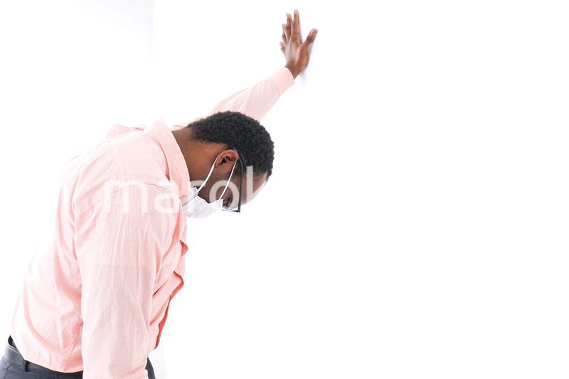 体調不良で倒れる男性