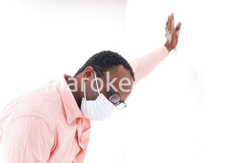 体調不良で倒れる男性