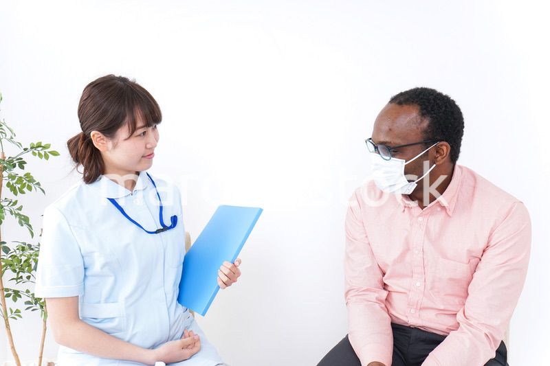 病院で診察を受ける黒人男性