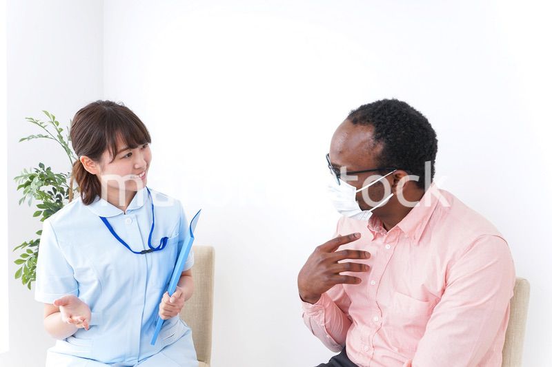 病院で診察を受ける黒人男性