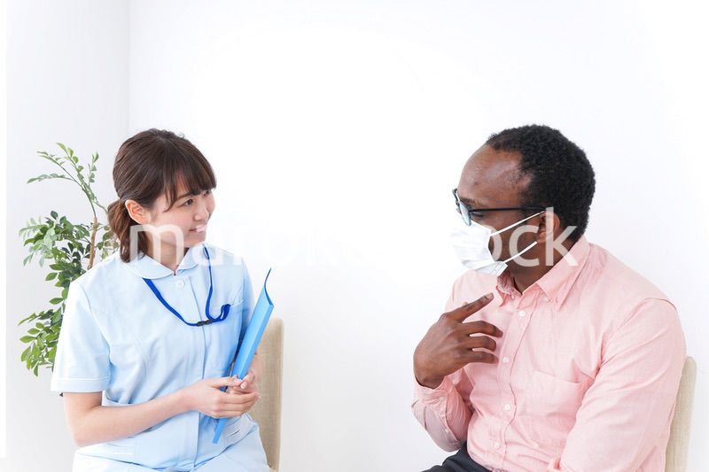 病院で診察を受ける黒人男性