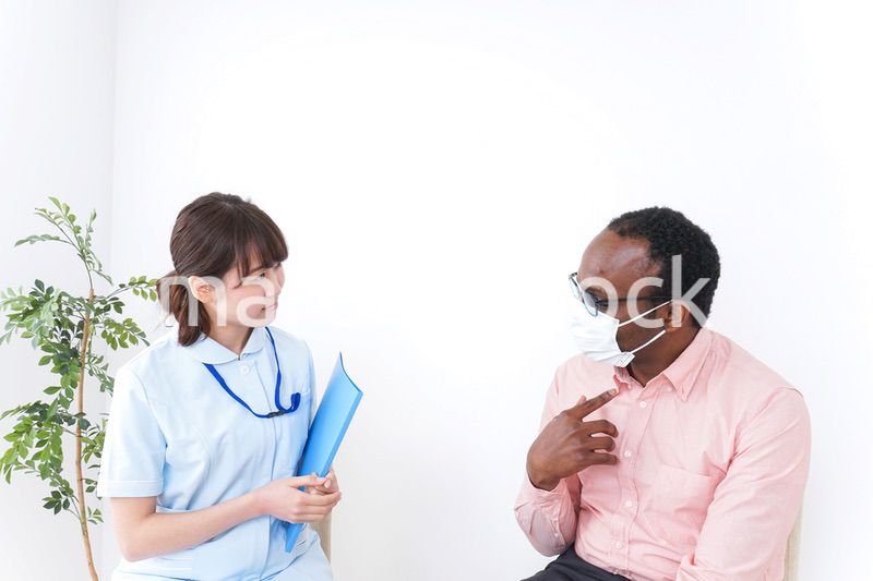 病院で診察を受ける黒人男性