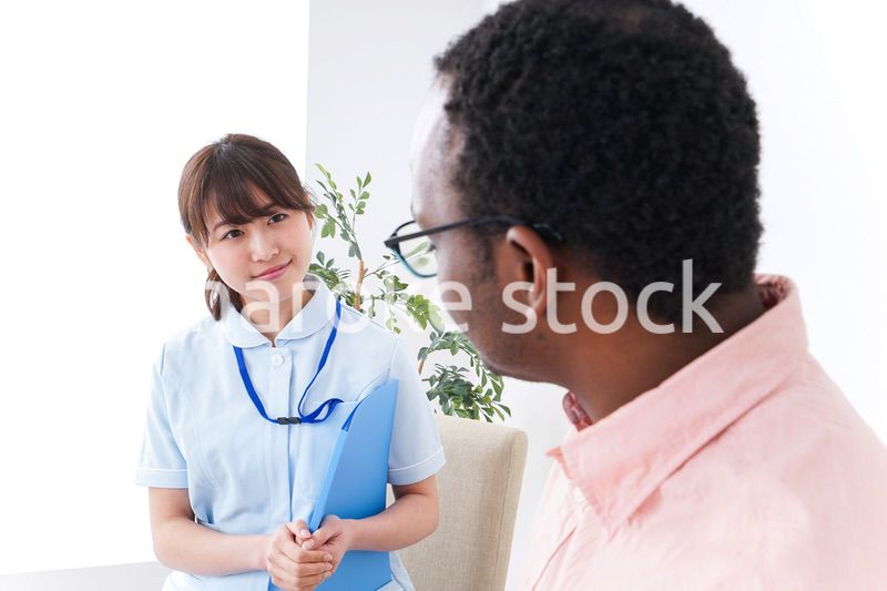 病院で診察を受ける黒人男性