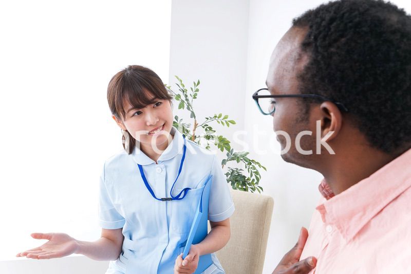 病院で診察を受ける黒人男性