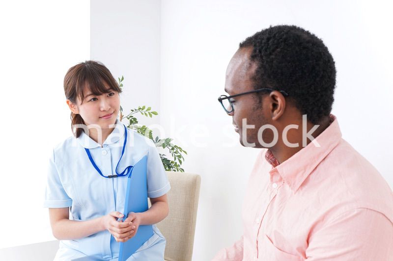 病院で診察を受ける黒人男性