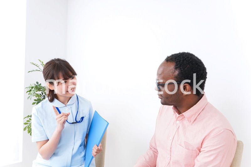 病院で診察を受ける黒人男性