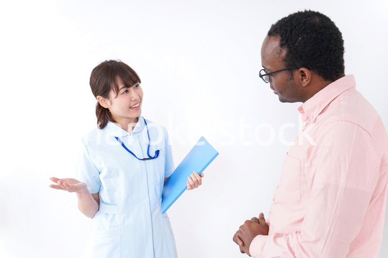 病院で診察を受ける黒人男性
