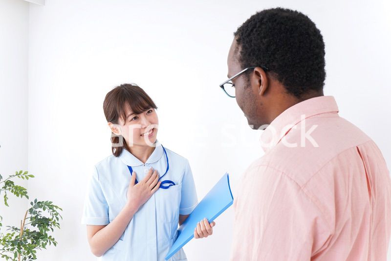 病院で診察を受ける黒人男性