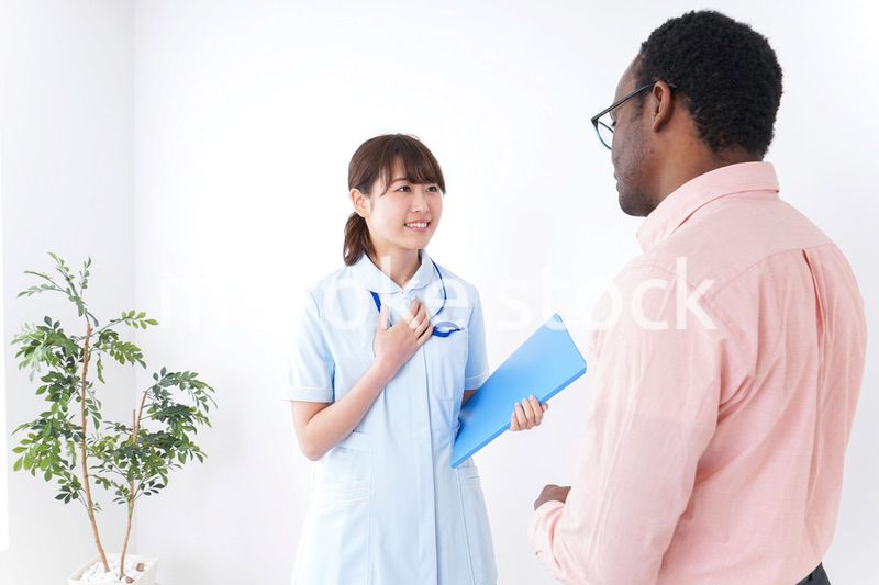 病院で診察を受ける黒人男性