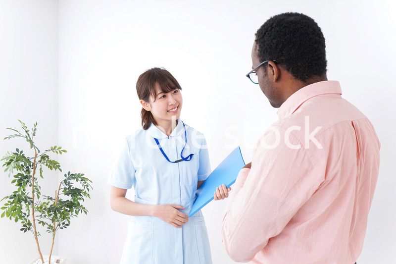 病院で診察を受ける黒人男性