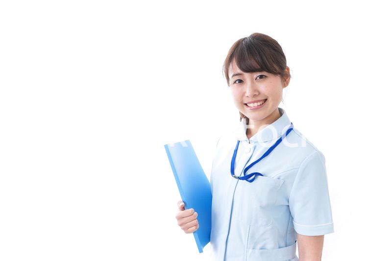 笑顔の若い看護師
