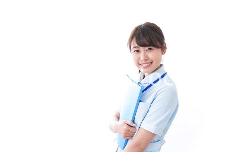 笑顔の若い看護師