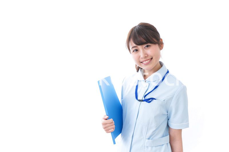 笑顔の若い看護師