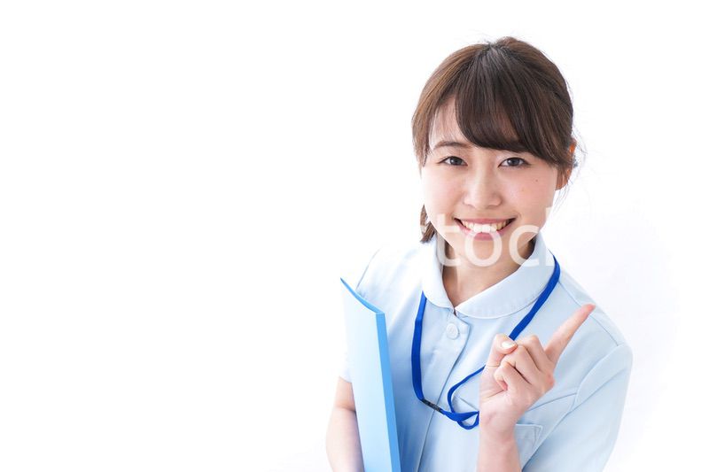 笑顔の若い看護師