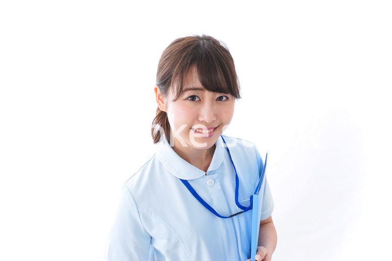 笑顔の若い看護師