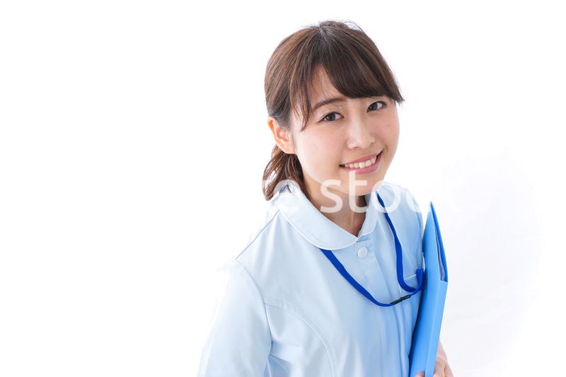 笑顔の若い看護師