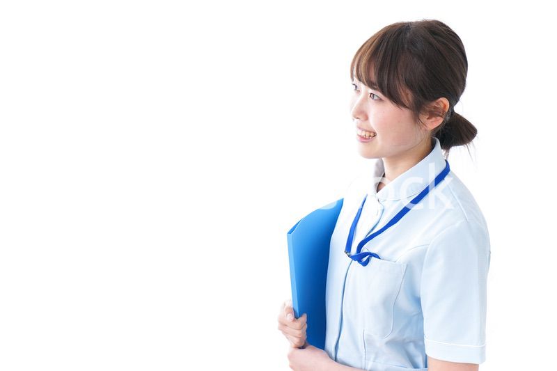 笑顔の若い看護師