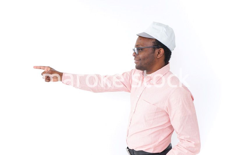 チェックをする労働者