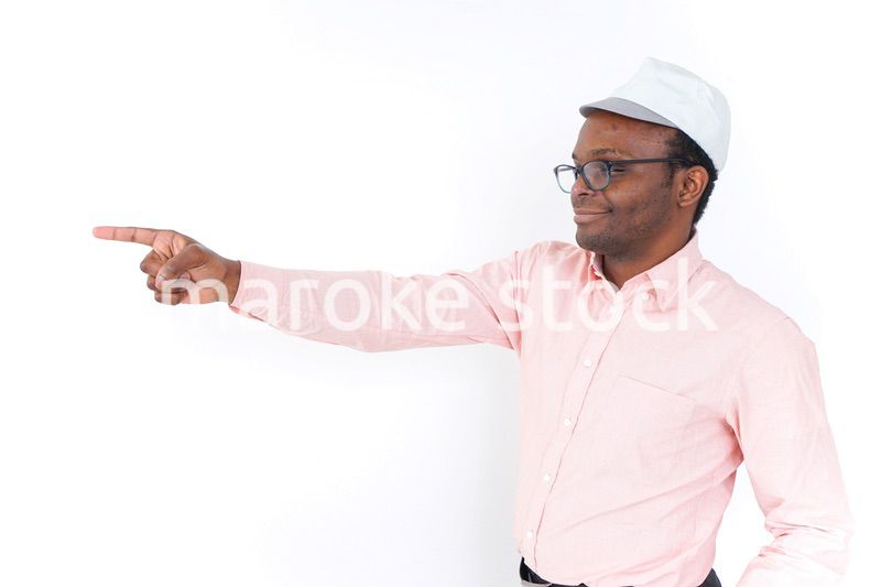 チェックをする労働者