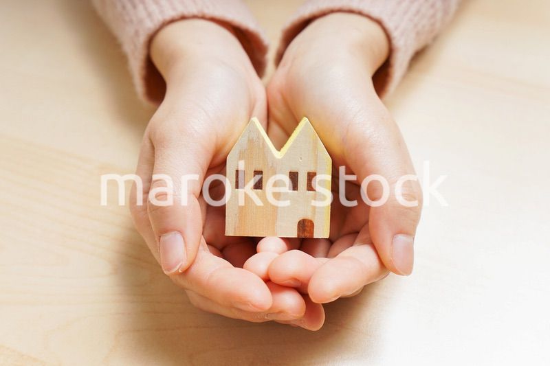 不動産を持つ手