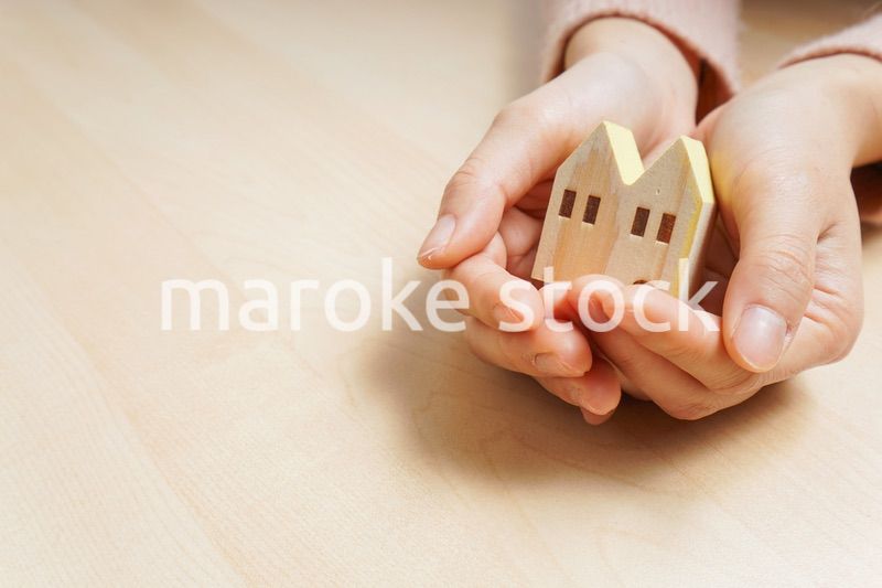 不動産を持つ手