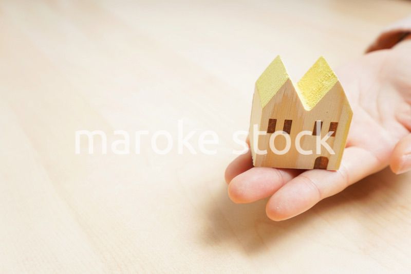 不動産を持つ手